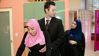 Любопытная мусульманка с сиськами Элла Нокс трахается с парнем своей мачехи - Секс в хиджабе порно